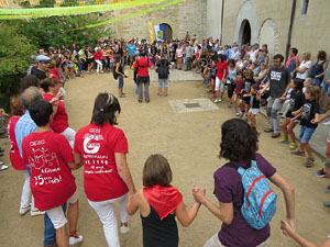 Festa Major de Sant Daniel 2017 - Danses i salutacions a la placeta del monestir de Sant Daniel