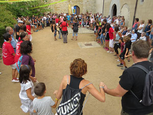 Festa Major de Sant Daniel 2017 - Danses i salutacions a la placeta del monestir de Sant Daniel