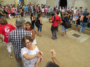 Festa Major de Sant Daniel 2017 - Danses i salutacions a la placeta del monestir de Sant Daniel