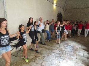 Festa Major de Sant Daniel 2017 - Audició i ballada de la Sardana de les monges al claustre del Monestir de Sant Daniel