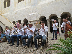 Festa Major de Sant Daniel 2017 - Audició i ballada de la Sardana de les monges al claustre del Monestir de Sant Daniel