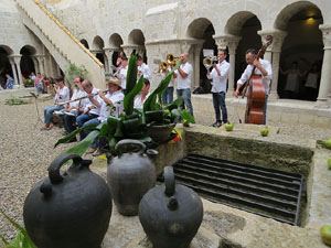 Festa Major de Sant Daniel 2017 - Audició i ballada de la Sardana de les monges al claustre del Monestir de Sant Daniel
