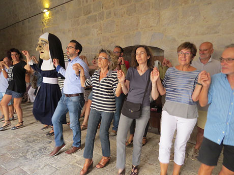 Festa Major de Sant Daniel 2017 - Audició i ballada de la Sardana de les monges al claustre del Monestir de Sant Daniel
