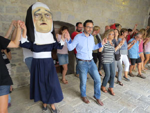 Festa Major de Sant Daniel 2017 - Audició i ballada de la Sardana de les monges al claustre del Monestir de Sant Daniel