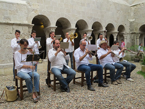 La cobla La Principal de la Vall al claustre del Monestir de Sant Daniel durant la Festa Major el 3 de setembre 2017