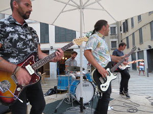 Festival de Guitarra 2017. Actuaci&oacute; de 13th Magic Skull a la pla&ccedil;a del Pou Rod&oacute;