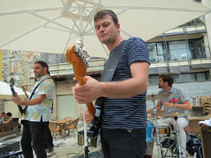 Festival de Guitarra 2017. Actuaci&oacute; de 13th Magic Skull a la pla&ccedil;a del Pou Rod&oacute;