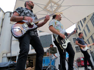 Festival de Guitarra 2017. Actuaci&oacute; de 13th Magic Skull a la pla&ccedil;a del Pou Rod&oacute;
