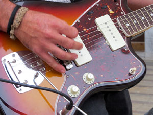 Festival de Guitarra 2017. Actuaci&oacute; de 13th Magic Skull a la pla&ccedil;a del Pou Rod&oacute;
