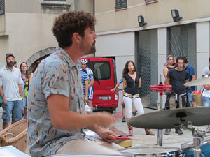Festival de Guitarra 2017. Actuaci&oacute; de 13th Magic Skull a la pla&ccedil;a del Pou Rod&oacute;