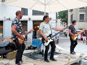 Festival de Guitarra 2017. Actuaci&oacute; de 13th Magic Skull a la pla&ccedil;a del Pou Rod&oacute;