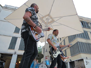 Festival de Guitarra 2017. Actuaci&oacute; de 13th Magic Skull a la pla&ccedil;a del Pou Rod&oacute;