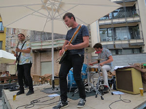 Festival de Guitarra 2017. Actuaci&oacute; de 13th Magic Skull a la pla&ccedil;a del Pou Rod&oacute;