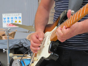Festival de Guitarra 2017. Actuaci&oacute; de 13th Magic Skull a la pla&ccedil;a del Pou Rod&oacute;