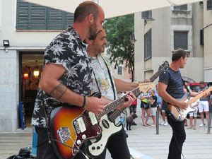 Festival de Guitarra 2017. Actuaci&oacute; de 13th Magic Skull a la pla&ccedil;a del Pou Rod&oacute;