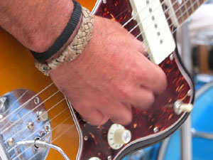 Festival de Guitarra 2017. Actuaci&oacute; de 13th Magic Skull a la pla&ccedil;a del Pou Rod&oacute;