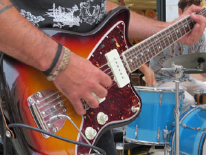 Festival de Guitarra 2017. Actuaci&oacute; de 13th Magic Skull a la pla&ccedil;a del Pou Rod&oacute;