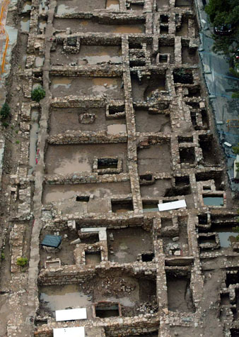 Excavacions arqueològiques davant l'Hospital de Santa Caterina, a la zona ocupada per la plaça de Pompeu Fabra i la plaça Hospital. A l'esquerra, l'Hospital de Santa Caterina i a la dreta la Casa de Cultura. 2006