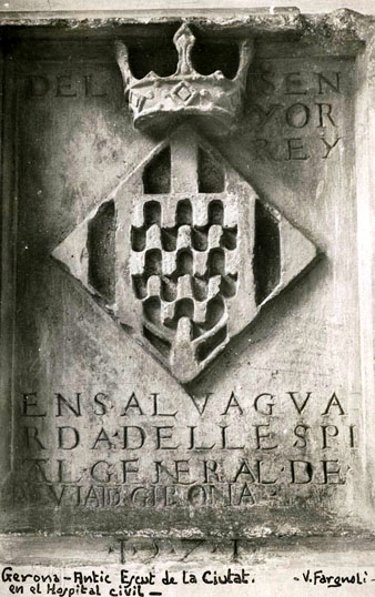 Antic escut de Girona, a l'hospital de Santa Caterina. Data de la imatge: 1931-1936