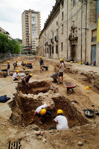 Excavacions arqueològiques davant l'Hospital de Santa Caterina, a la zona ocupada per la plaça de Pompeu Fabra i la plaça Hospital. 2005