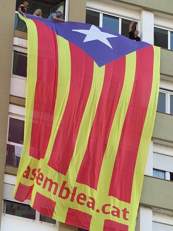 Estelada desplegada a la pla&ccedil;a Catalunya