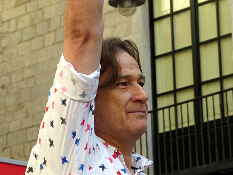 L'actor Mart&iacute; Peraferrer recitant Miquel Mart&iacute; i Pol