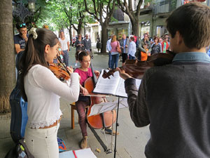 Música a la Rambla de la Llibertat de Girona