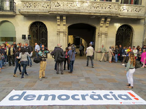 Concentració a la plaça del Vi de recolzament a l'alcaldessa Marta Madrenas, cridada a declarar per haver signat un decret a favor del referèndum 