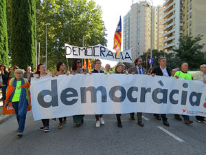 Marxa d'acompanyament a l'alcaldessa Marta Madrenas, cridada a declarar per haver signat un decret a favor del refer&egrave;ndum 