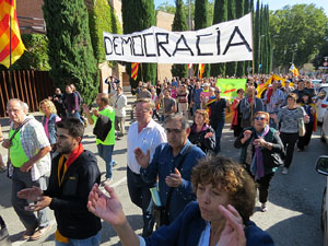 Marxa d'acompanyament a l'alcaldessa Marta Madrenas, cridada a declarar per haver signat un decret a favor del refer&egrave;ndum 