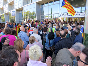 Arribada i sortida de l'alcaldessa Marta Madrenas del Palau de Justícia