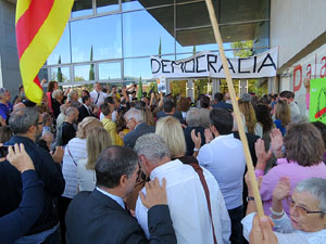 Arribada i sortida de l'alcaldessa Marta Madrenas del Palau de Justícia