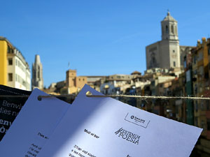 Sant Jordi 2017 a Girona. Activitat Estenem poesia, d'Òmnium Cultural del Gironès