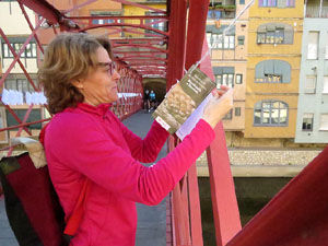 Sant Jordi 2017 a Girona. Activitat Estenem poesia, d'Òmnium Cultural del Gironès