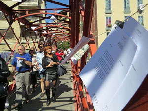 Sant Jordi 2017 a Girona. Activitat Estenem poesia, d'Òmnium Cultural del Gironès