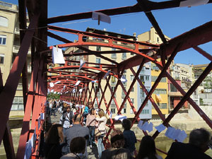 Sant Jordi 2017 a Girona. Activitat Estenem poesia, d'Òmnium Cultural del Gironès