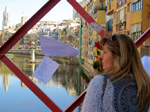 Sant Jordi 2017 a Girona. Activitat Estenem poesia, d'Òmnium Cultural del Gironès