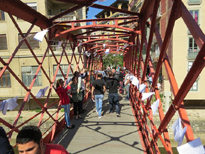 Sant Jordi 2017 a Girona. Activitat Estenem poesia, d'Òmnium Cultural del Gironès