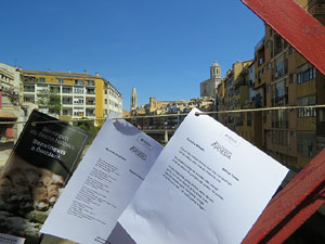 Sant Jordi 2017 a Girona. Activitat Estenem poesia, d'Òmnium Cultural del Gironès