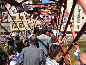 Sant Jordi 2017 a Girona. Activitat Estenem poesia, d'Òmnium Cultural del Gironès