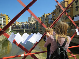 Sant Jordi 2017 a Girona. Activitat Estenem poesia, d'Òmnium Cultural del Gironès