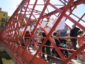 Sant Jordi 2017 a Girona. Activitat Estenem poesia, d'Òmnium Cultural del Gironès
