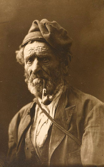 Retrat d'un home de la vall de Sant Daniel amb barretina i pipa. 1915-1934