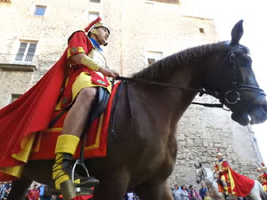 Setmana Santa 2017 a Girona. Sortida dels Manaies per lliurar el Penó