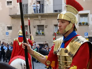 Setmana Santa 2017 a Girona. Sortida dels Manaies per lliurar el Penó