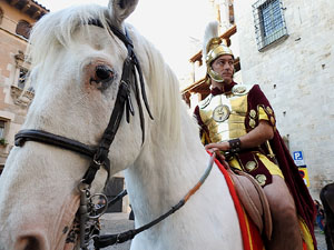 Setmana Santa 2017 a Girona. Sortida dels Manaies per lliurar el Penó