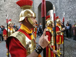 Setmana Santa 2017 a Girona. Sortida dels Manaies per lliurar el Penó