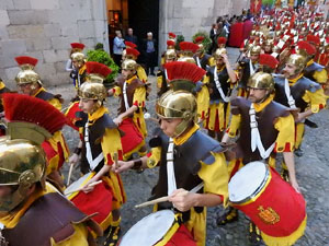 Setmana Santa 2017 a Girona. Sortida dels Manaies per lliurar el Penó
