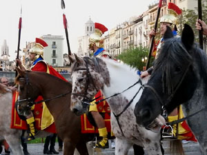 Setmana Santa 2017 a Girona. Sortida dels Manaies per lliurar el Penó