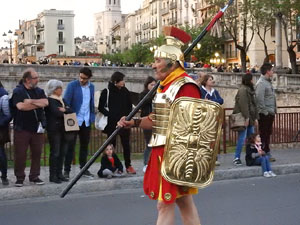Setmana Santa 2017 a Girona. Sortida dels Manaies per lliurar el Penó